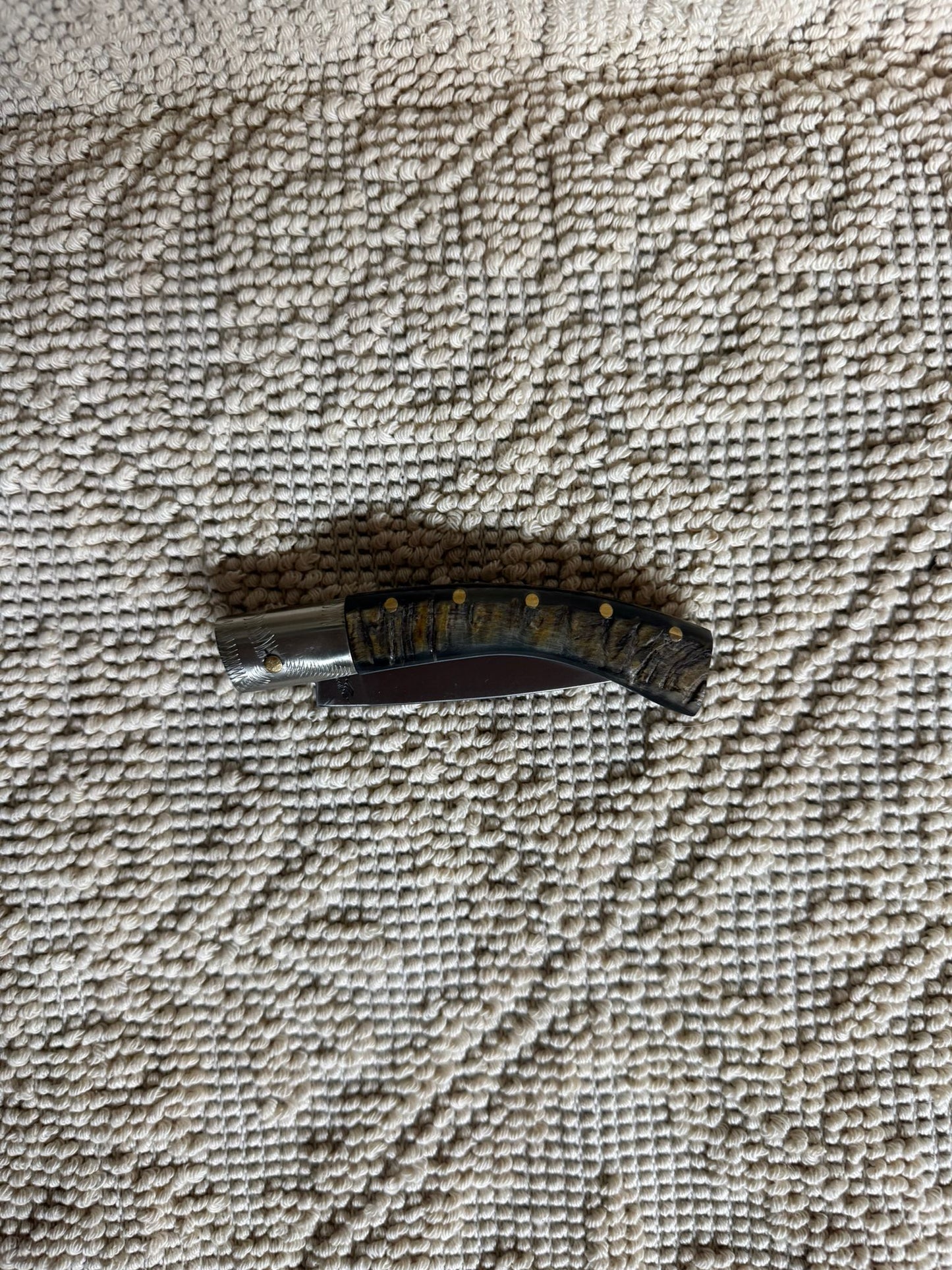 Coltello pattadese con anima , lama 8,5 CM ,impugnatura in corno di muflone rustico striato.