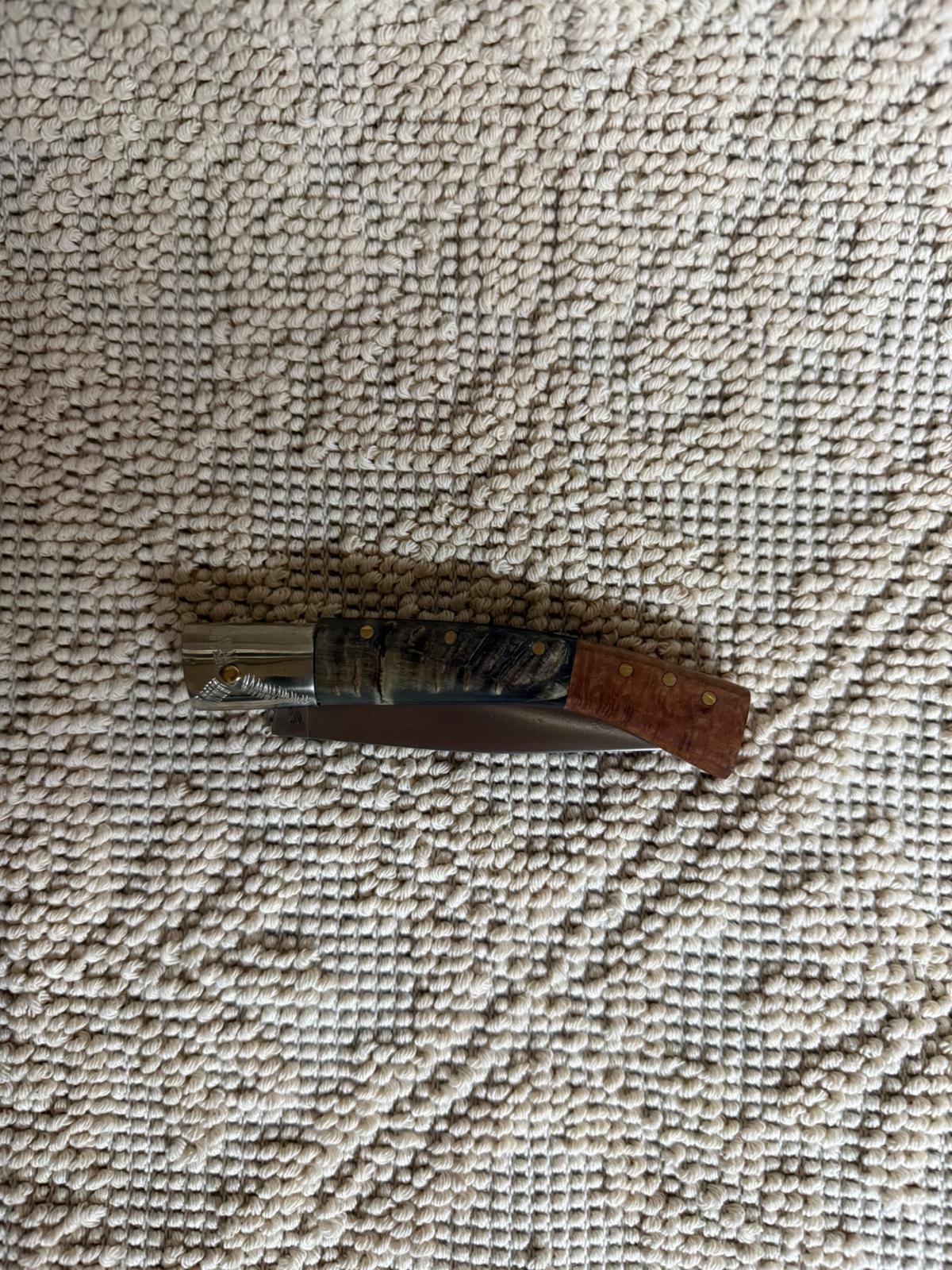 Coltello pattadese con anima , lama 10 CM ,impugnatura in corno di muflone rustico e radica.