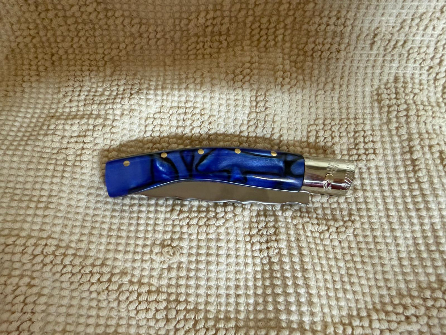 Coltello pattadese con anima decorata ,lama decorata, 9,7CM ,impugnatura in kirinite blu e nero.