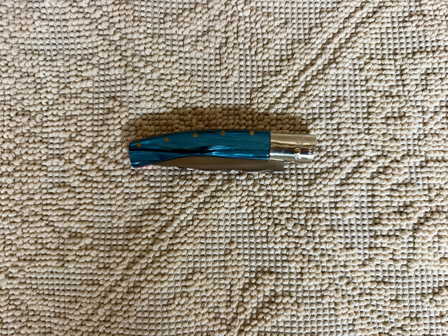 Coltello pattadese con anima decorata , lama decorata 9,8 CM impugnatura in kirinite rosa e turchese.