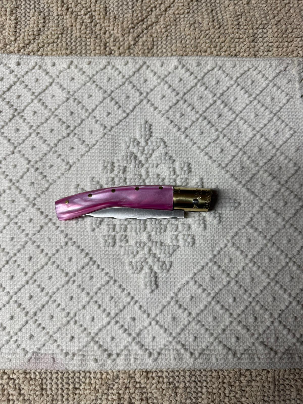 Coltello pattadese con anima decorata , lama 9,5 CM impugnatura in kirinite rosa.
