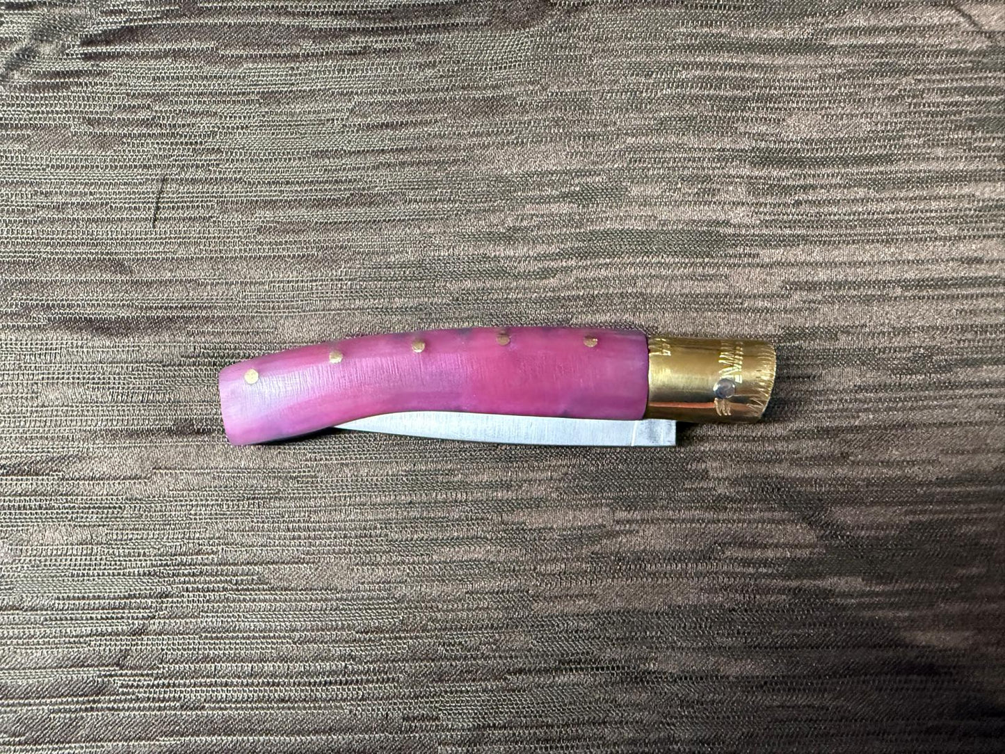 Coltello pattadese con anima , lama 9,5 CM impugnatura in resina rosa, con sfumature turchese.