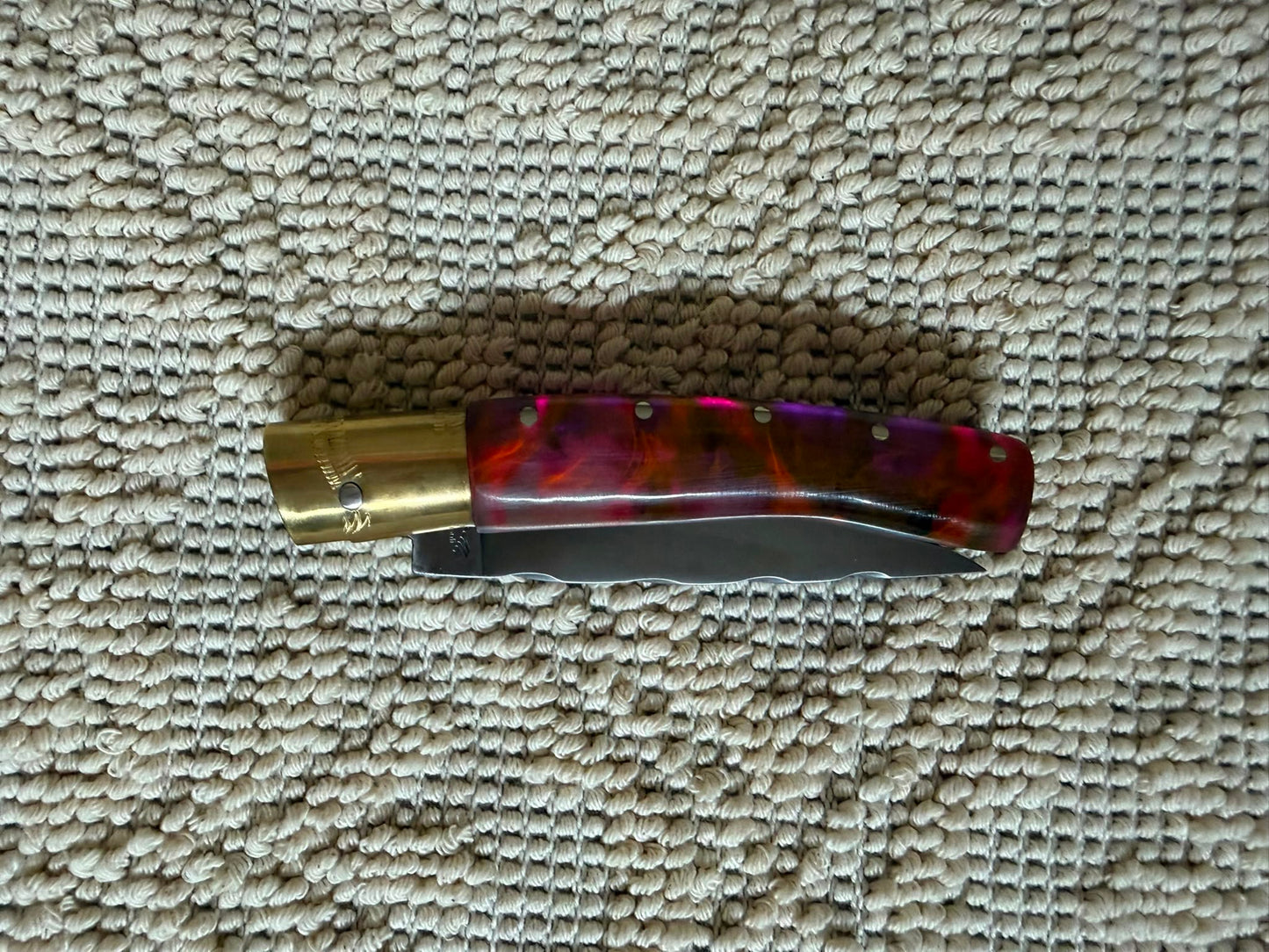 Coltello pattadese con anima decorata , lama 8,5 CM impugnatura in resina multicolore.
