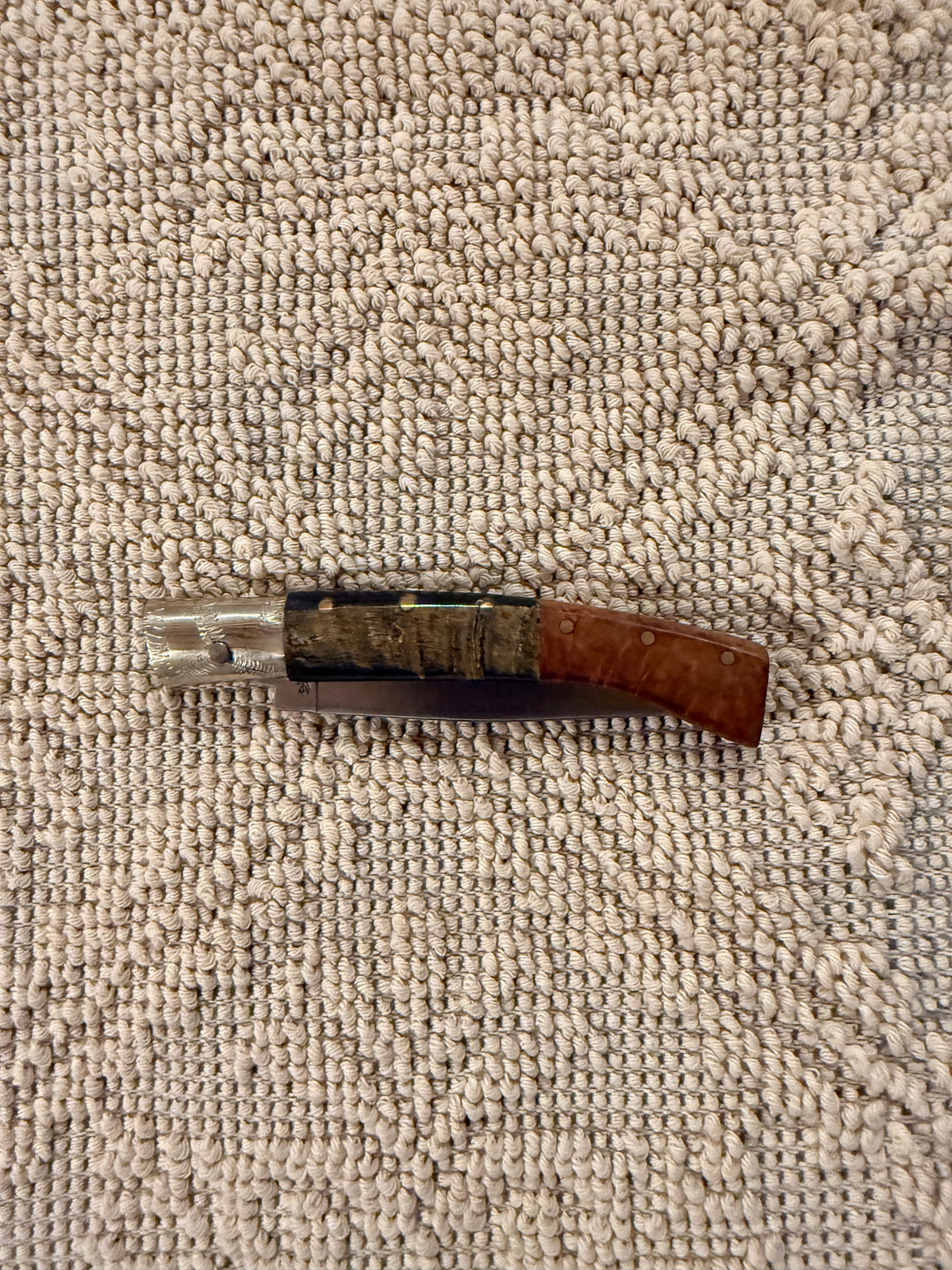 Pattadese in corno di montone scuro e radica, lama 9,5 cm