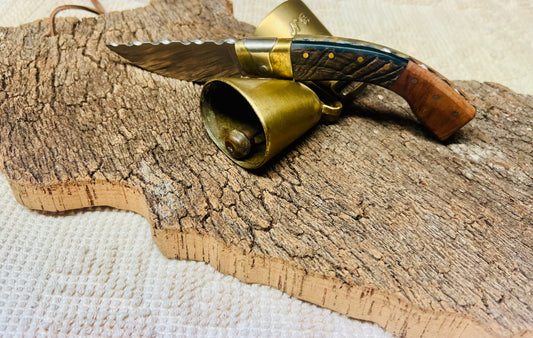 La magia e passione dei coltelli sardi realizzati  da Bruo Mei nasce nella tranquillita' del suo laboratorio, nel cuore di Chiaramonti,un rifugio dove forgia lame ,lavora corni,e intaglia legni piu' pregiati.L'eccellenza dei coltelli sardi Mei.Su questo s