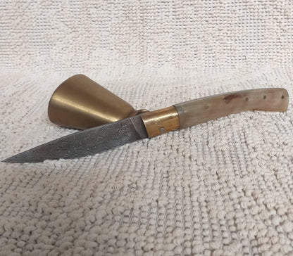 Coltello pattadese con anima ,lama damascata 10,5 CM  impugnatura in corno di montone chiaro