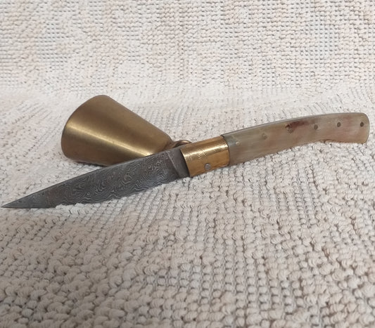 Coltello pattadese con anima ,lama damascata 10,5 CM  impugnatura in corno di montone chiaro