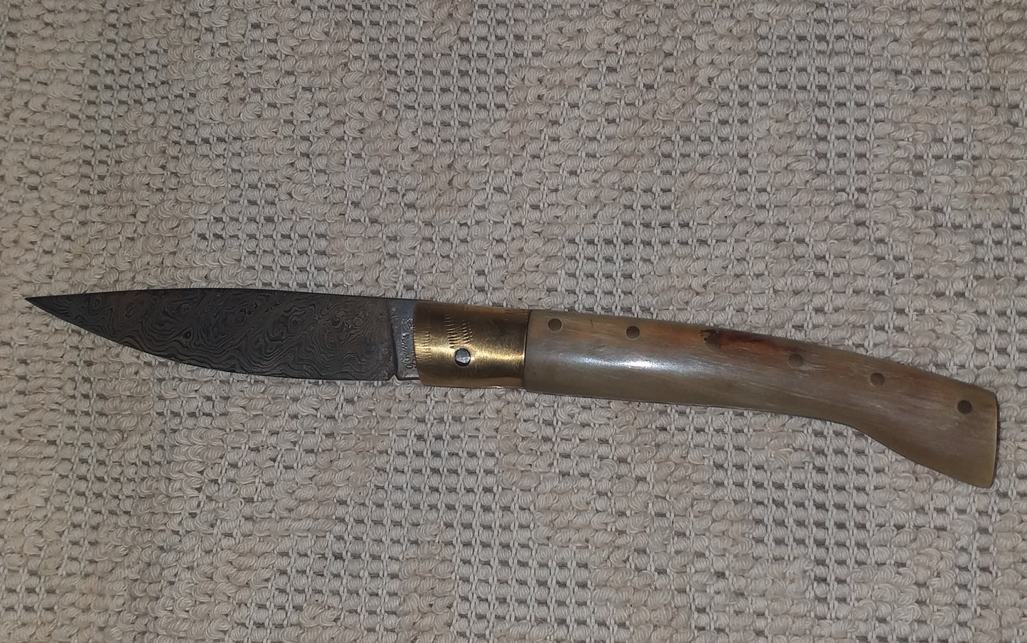 Coltello pattadese con anima ,lama damascata 10,5 CM  impugnatura in corno di montone chiaro