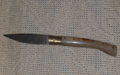 Coltello pattadese con anima ,lama damascata 10,5 CM  impugnatura in corno di montone chiaro