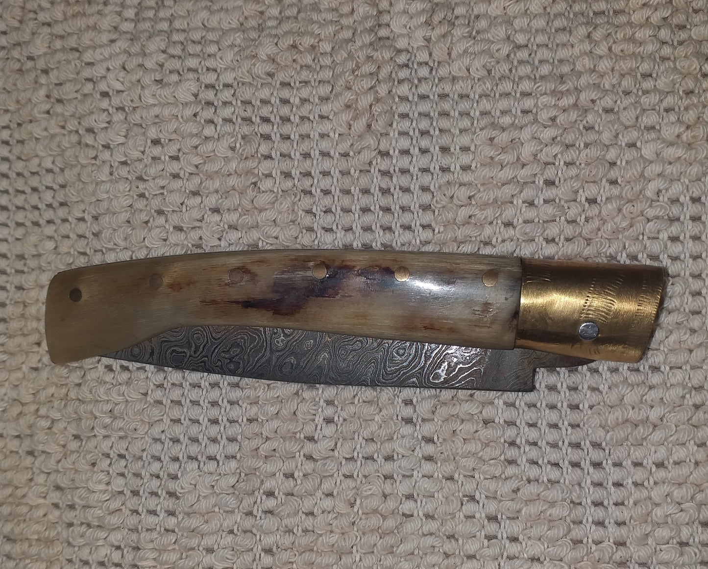 Coltello pattadese con anima ,lama damascata 10,5 CM  impugnatura in corno di montone chiaro