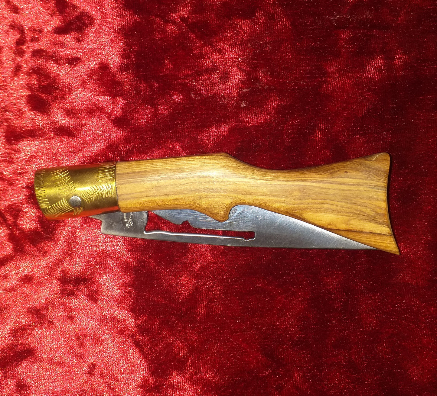 Coltello pattedese,lama 10,5 CM, incisa con forma di fucile, impugnatura con  forma di fucile in legno di olivastro