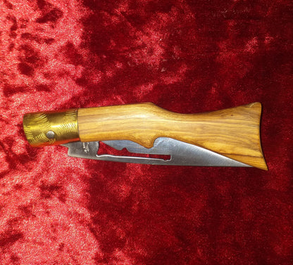 Coltello pattedese,lama 10,5 CM, incisa con forma di fucile, impugnatura con  forma di fucile in legno di olivastro