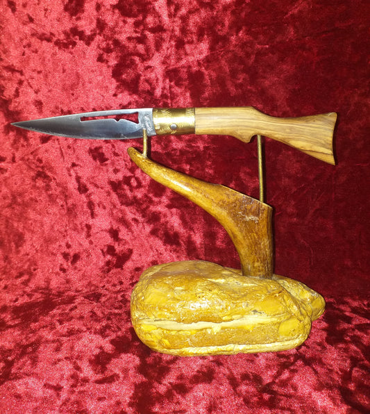 Coltello pattedese,lama 10,5 CM, incisa con forma di fucile, impugnatura con  forma di fucile in legno di olivastro