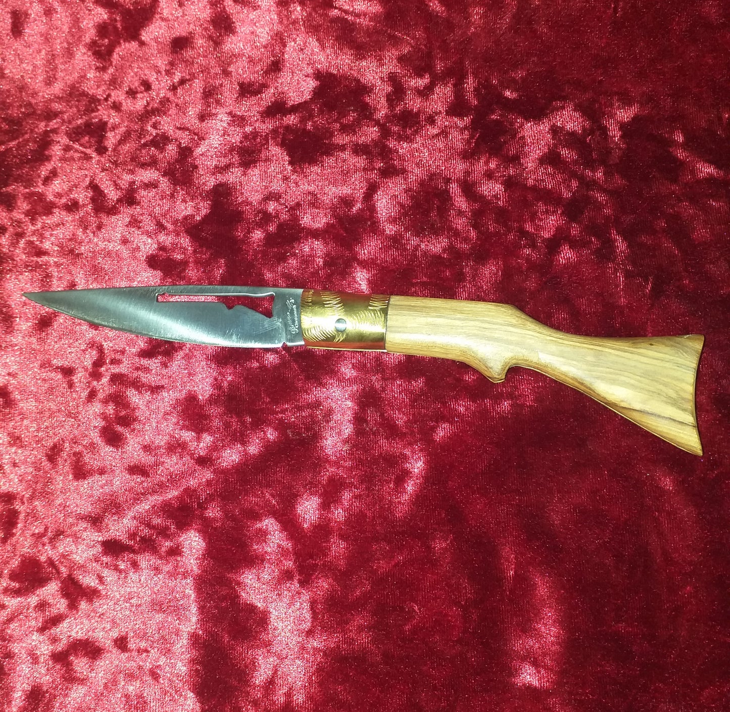 Coltello pattedese,lama 10,5 CM, incisa con forma di fucile, impugnatura con  forma di fucile in legno di olivastro