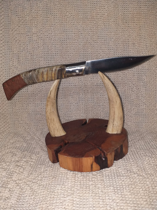 Coltello pattadese con anima decorata ,lama 12 CM ,impugnatura in corno di montone striato e radica