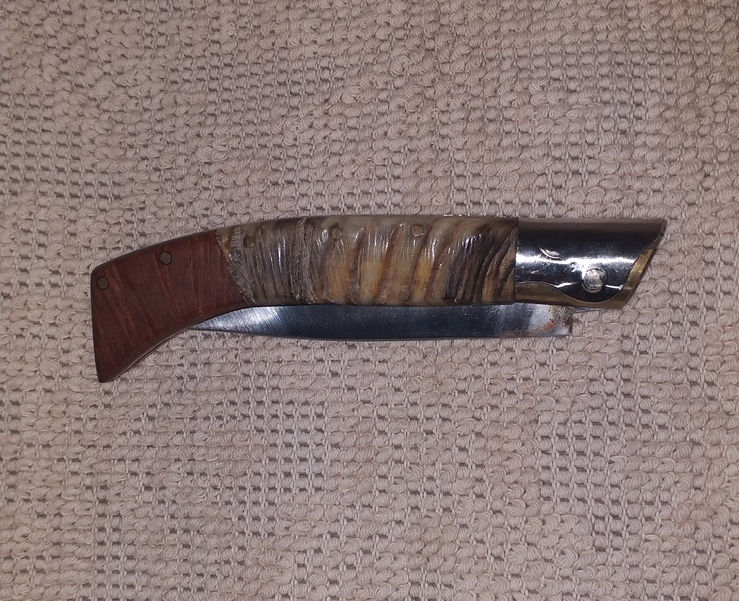 Coltello pattadese con anima decorata ,lama 12 CM ,impugnatura in corno di montone striato e radica