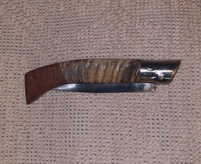 Coltello pattadese con anima decorata ,lama 12 CM ,impugnatura in corno di montone striato e radica