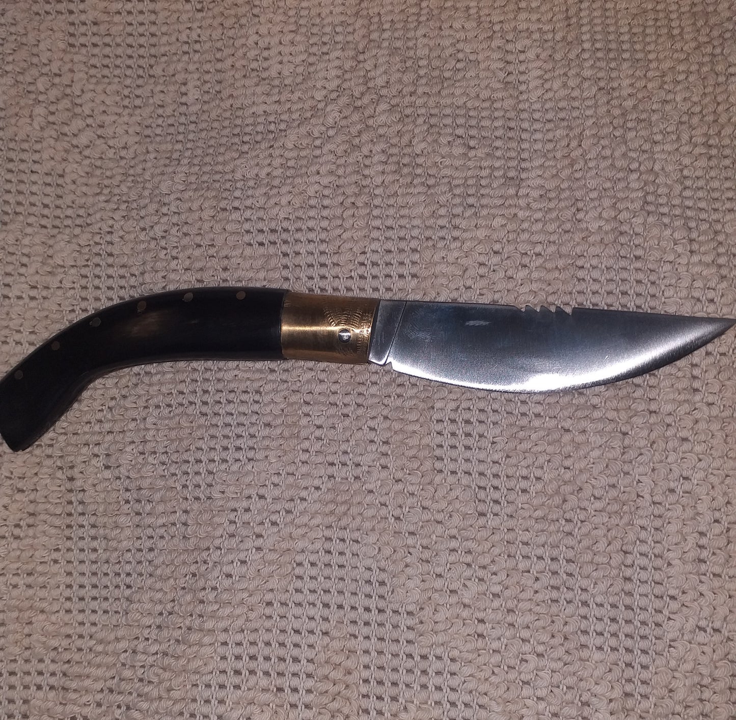 Coltello arburesa  con anima ,lama 11 CM ,impugnatura  in corno di muflone