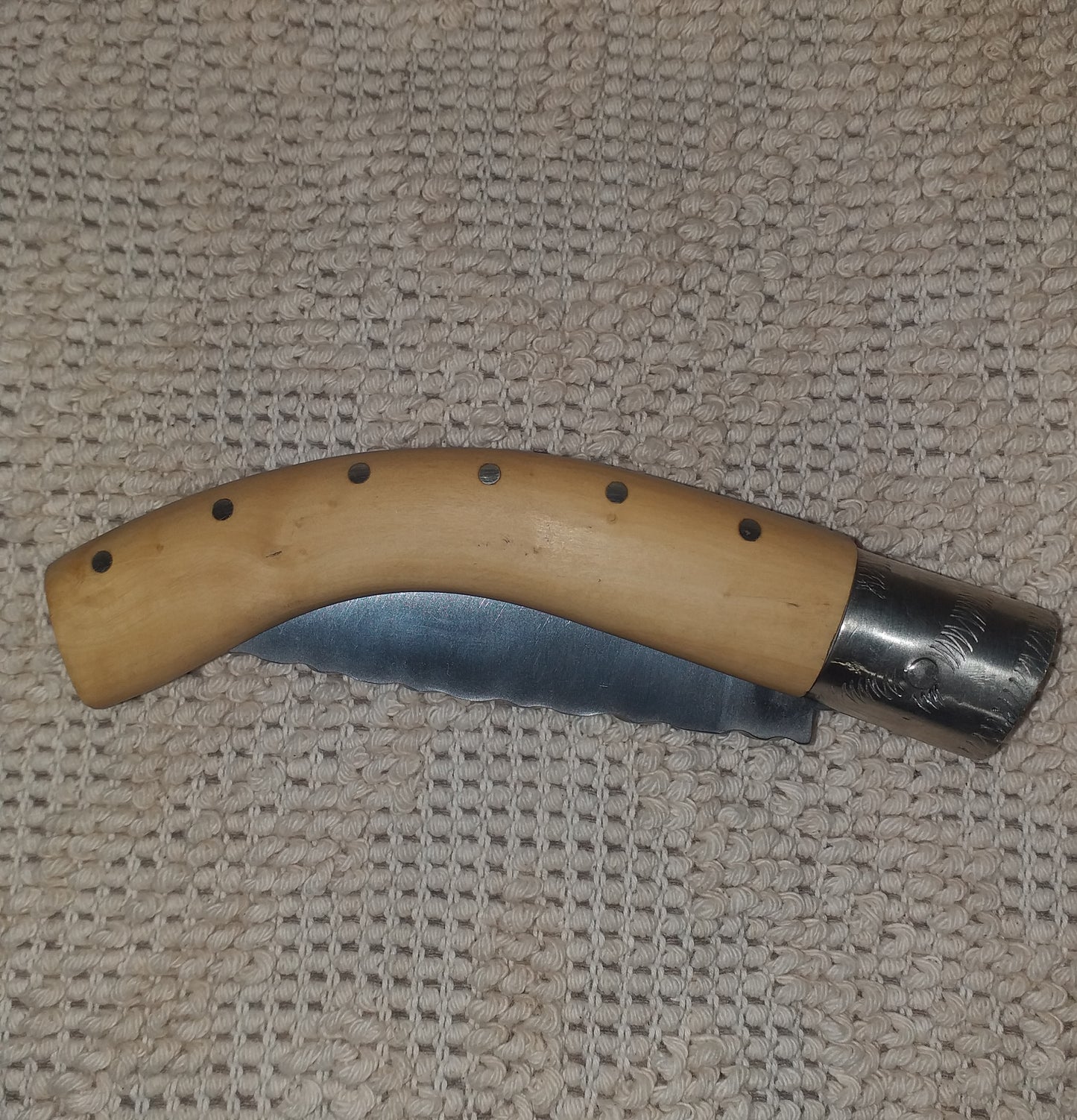 Coltello arburesa con anima decorata ,lama  decorata da 10 CM,impugnatura legno di bosso