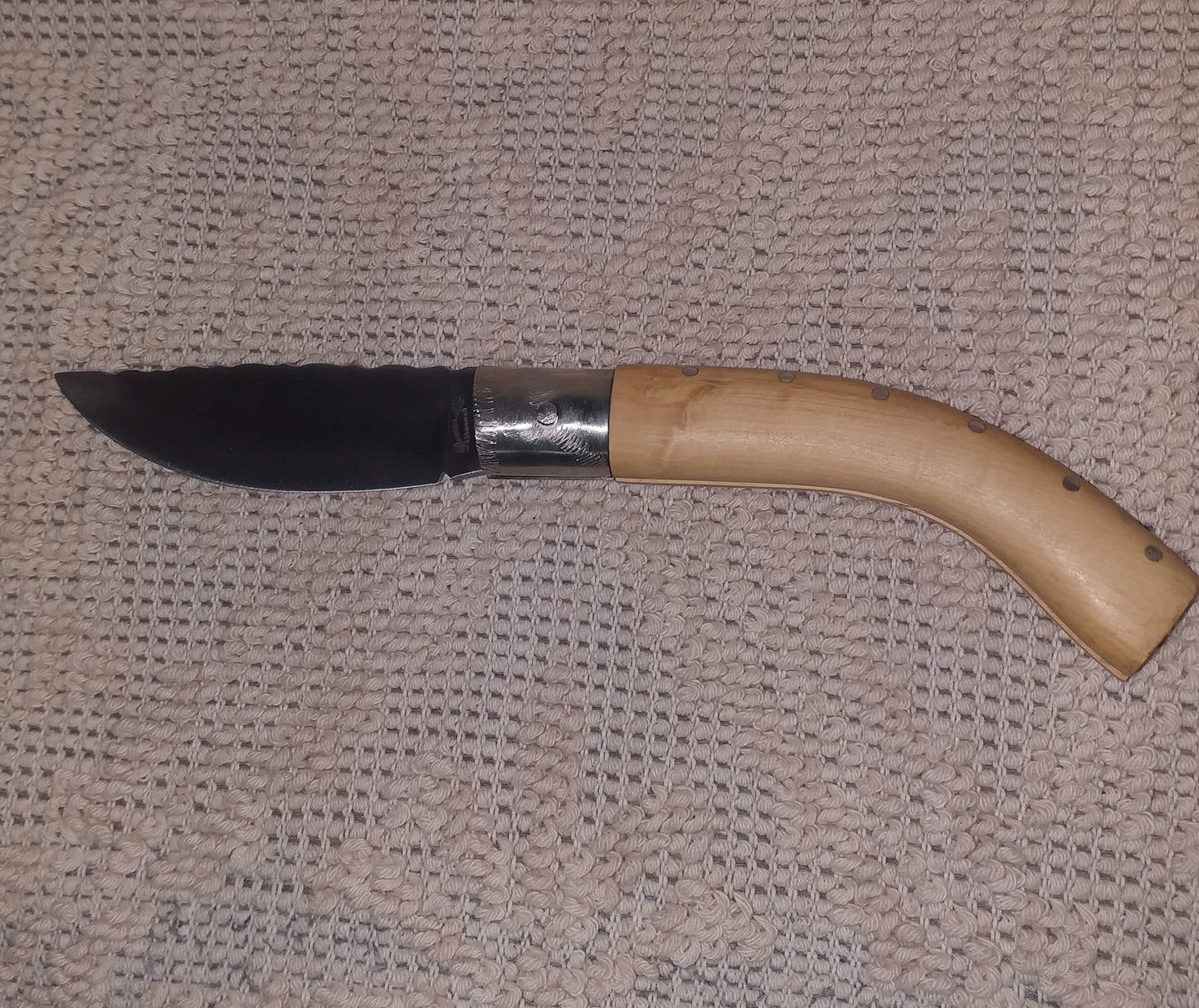 Coltello arburesa con anima decorata ,lama  decorata da 10 CM,impugnatura legno di bosso