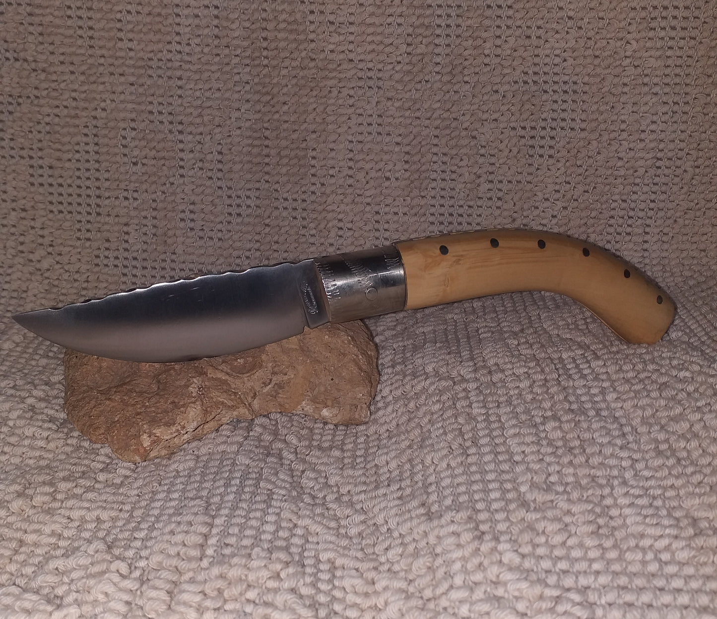Coltello arburesa con anima decorata ,lama  decorata da 10 CM,impugnatura legno di bosso