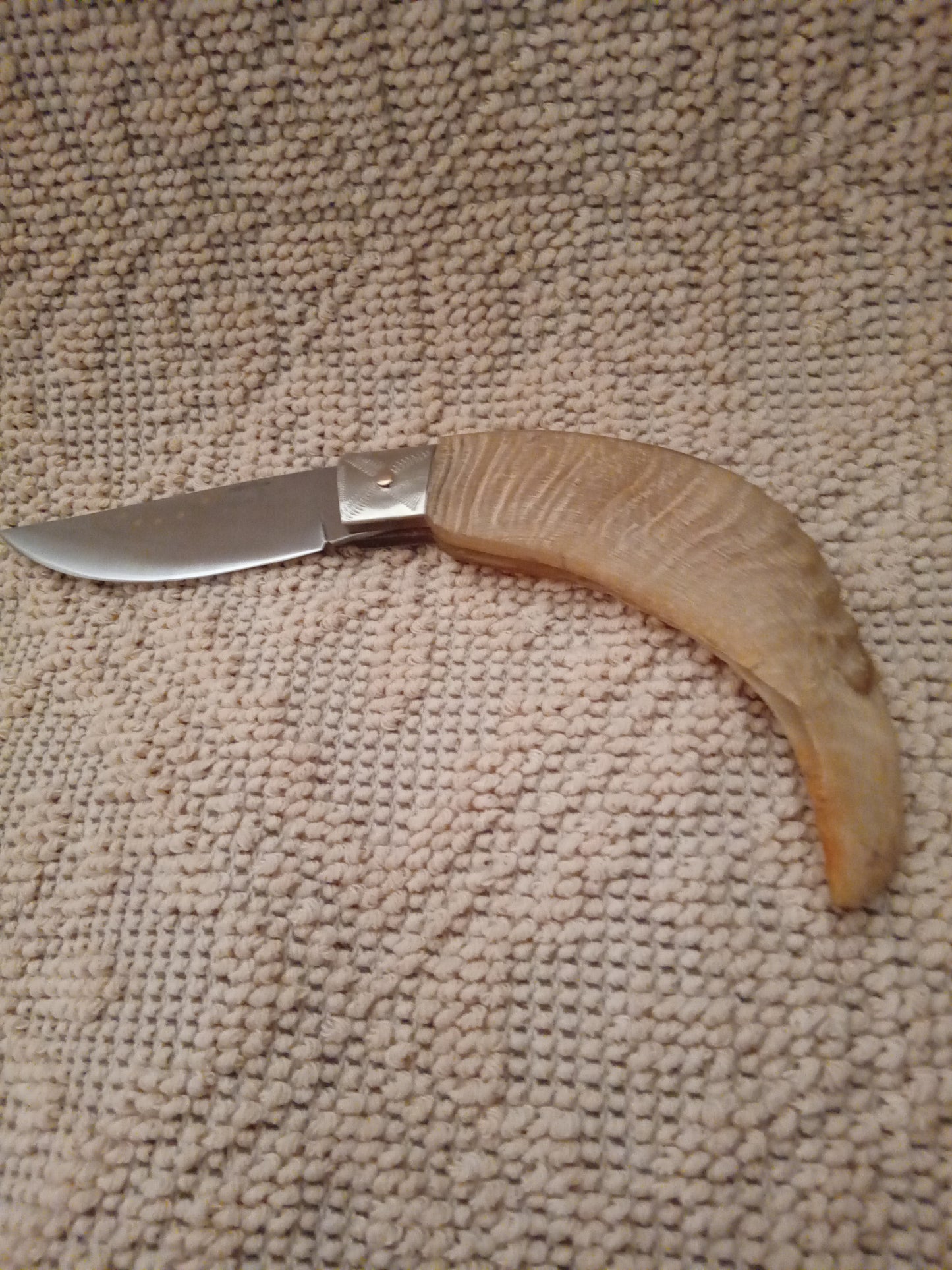 Coltello da collezione arburesa lama 10 CM impugnatura  in corno di montone chiaro