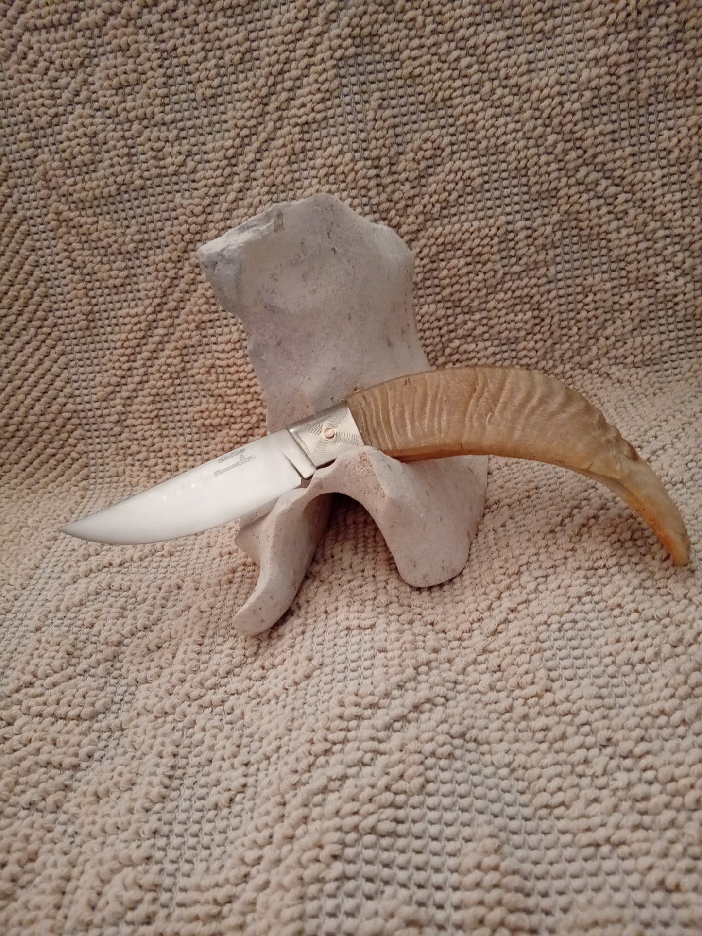 Coltello da collezione arburesa lama 10 CM impugnatura  in corno di montone chiaro