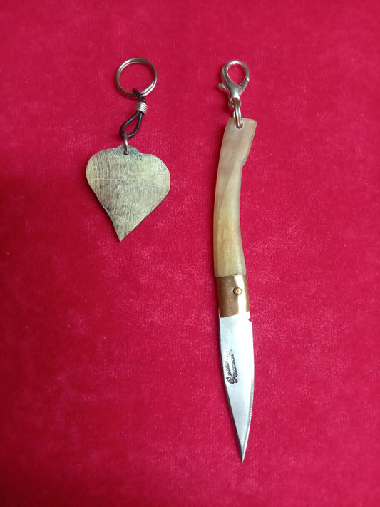 Coltello pattadese portachiavi,lama 5 CM in corno di montone ,con portachiavi in omaggio in corno di montone
