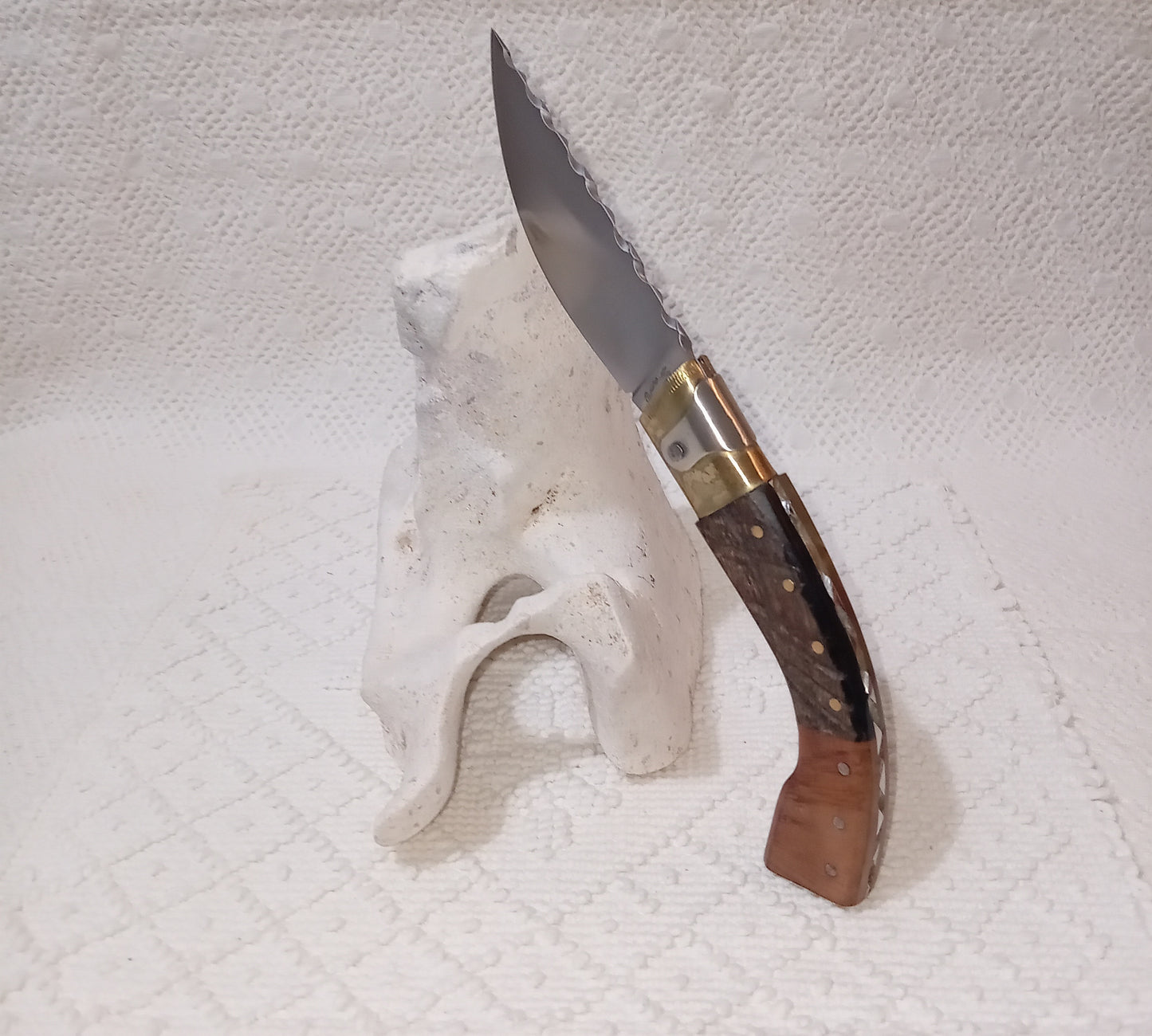 Coltello arburesa con anima decorata lama decorata 10 CM impugnatura corno di montone scuro e radica