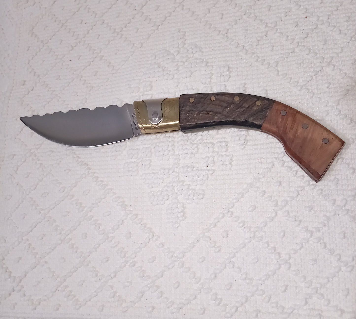 Coltello arburesa con anima decorata lama decorata 10 CM impugnatura corno di montone scuro e radica