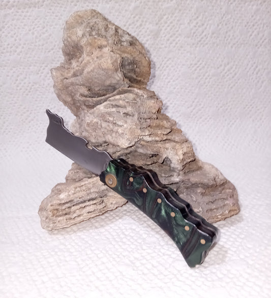 Coltello lametta  con anima decorata,lama 7 CM,con forma di sardegna ,   impugnatura forma della Sardegna in kirinite