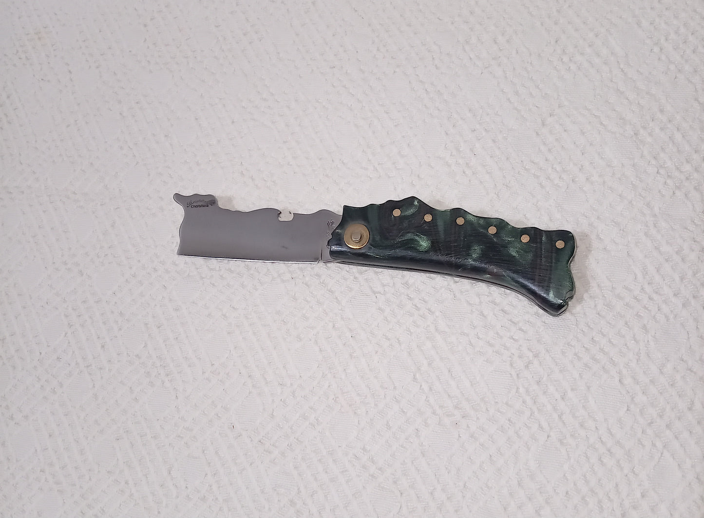 Coltello lametta  con anima decorata,lama 7 CM,con forma di sardegna ,   impugnatura forma della Sardegna in kirinite