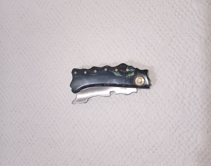 Coltello lametta  con anima decorata,lama 7 CM,con forma di sardegna ,   impugnatura forma della Sardegna in kirinite