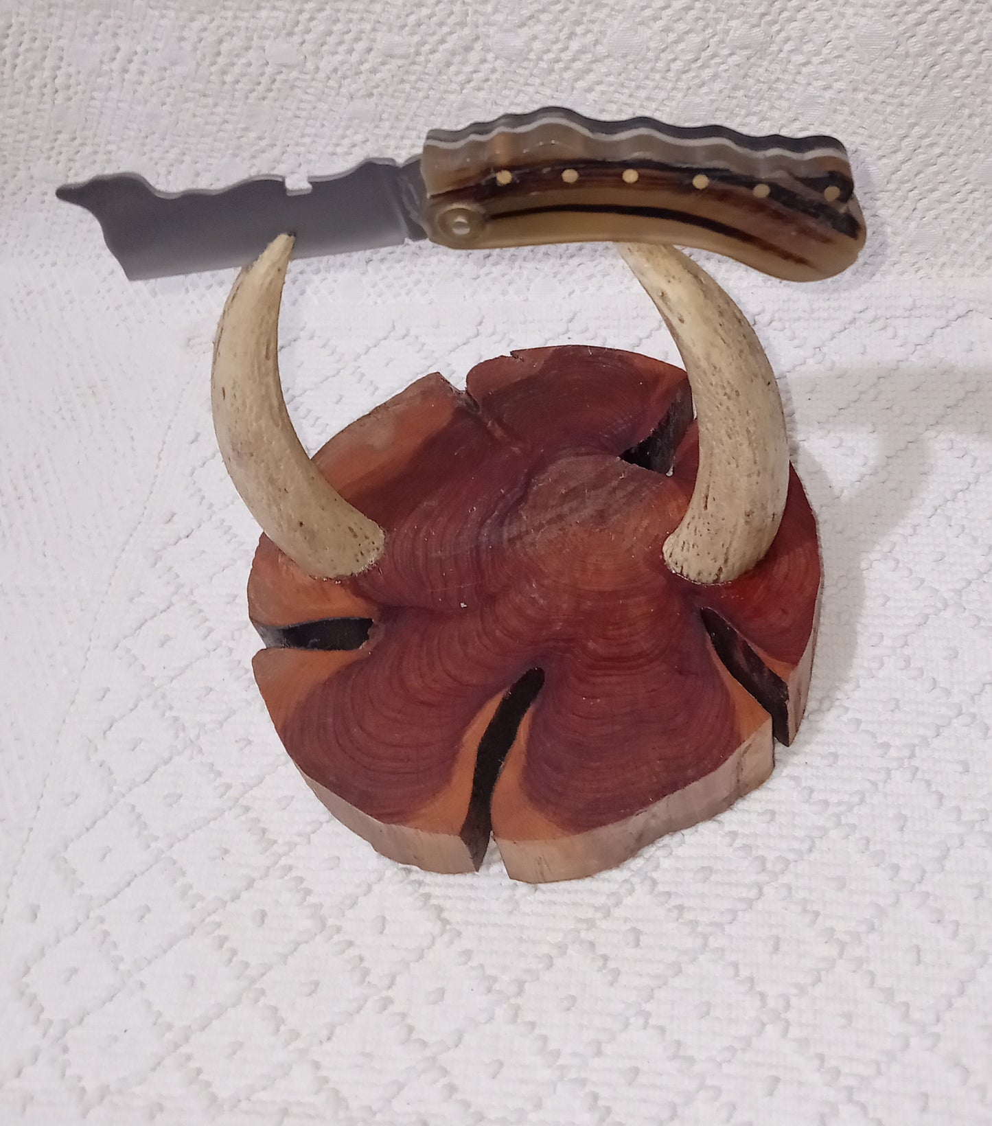 Coltello lametta con anima lama7 CM decorata con la forma della sardegna , impugnatura in corno di montone chiaro e scuro con forma della sardegna