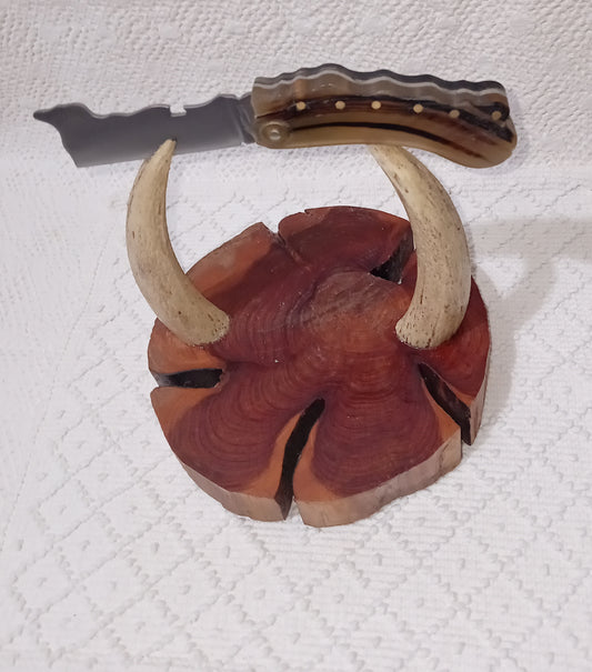 Coltello lametta con anima lama7 CM decorata con la forma della sardegna , impugnatura in corno di montone chiaro e scuro con forma della sardegna