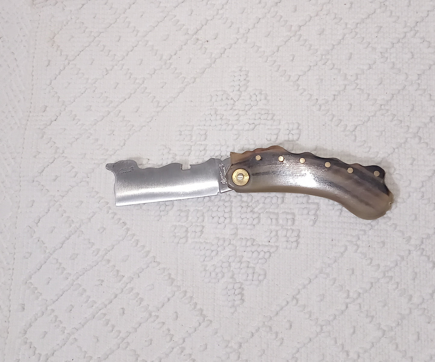 Coltello lametta con anima lama7 CM decorata con la forma della sardegna , impugnatura in corno di montone chiaro e scuro con forma della sardegna
