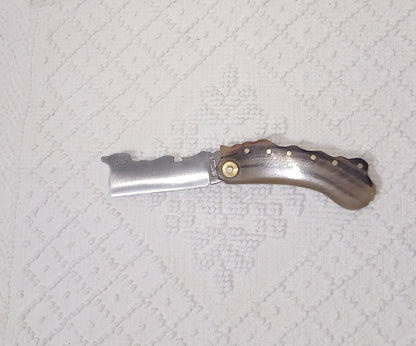Coltello lametta con anima lama7 CM decorata con la forma della sardegna , impugnatura in corno di montone chiaro e scuro con forma della sardegna