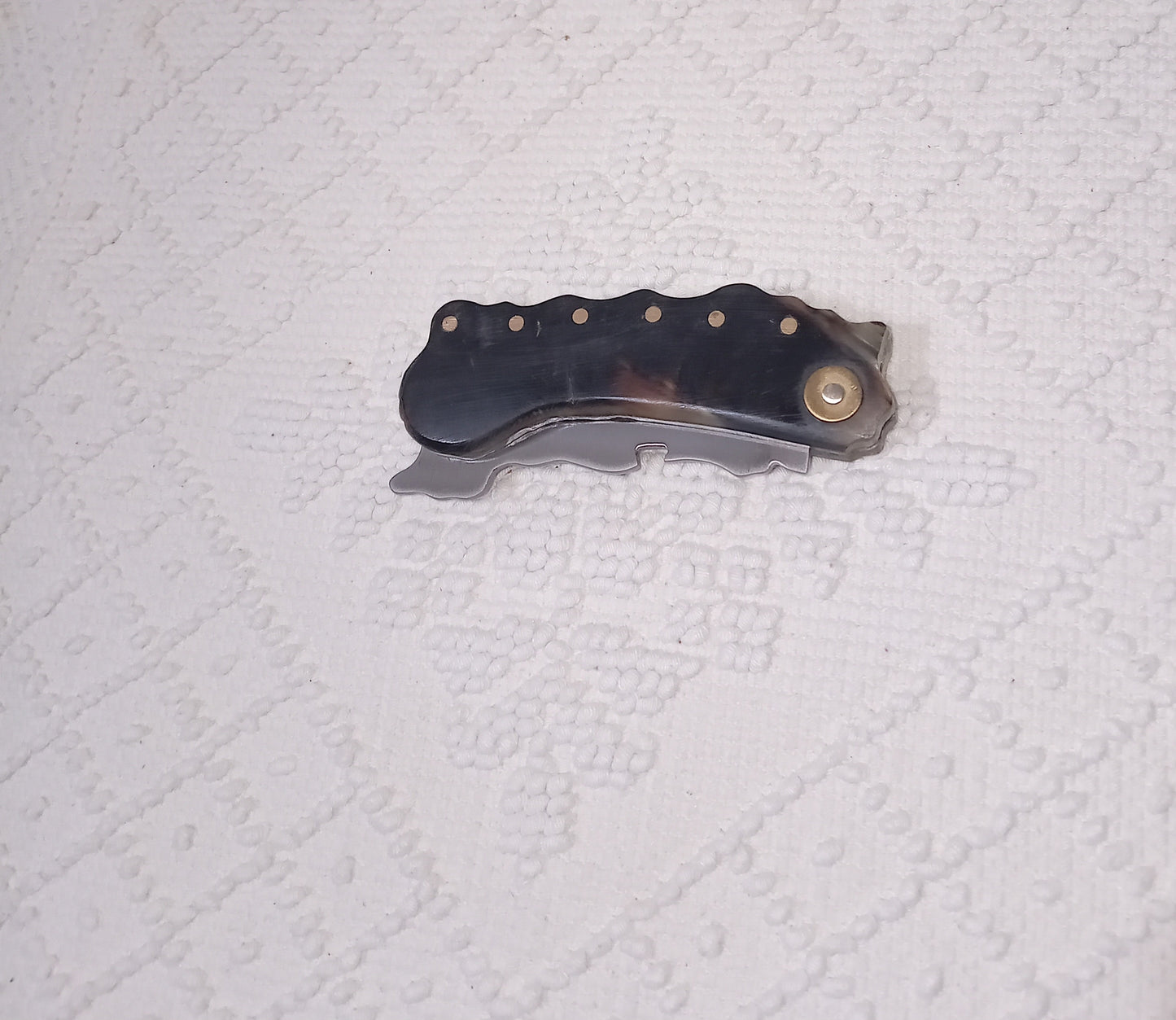 Coltello lametta con anima lama7 CM decorata con la forma della sardegna , impugnatura in corno di montone chiaro e scuro con forma della sardegna
