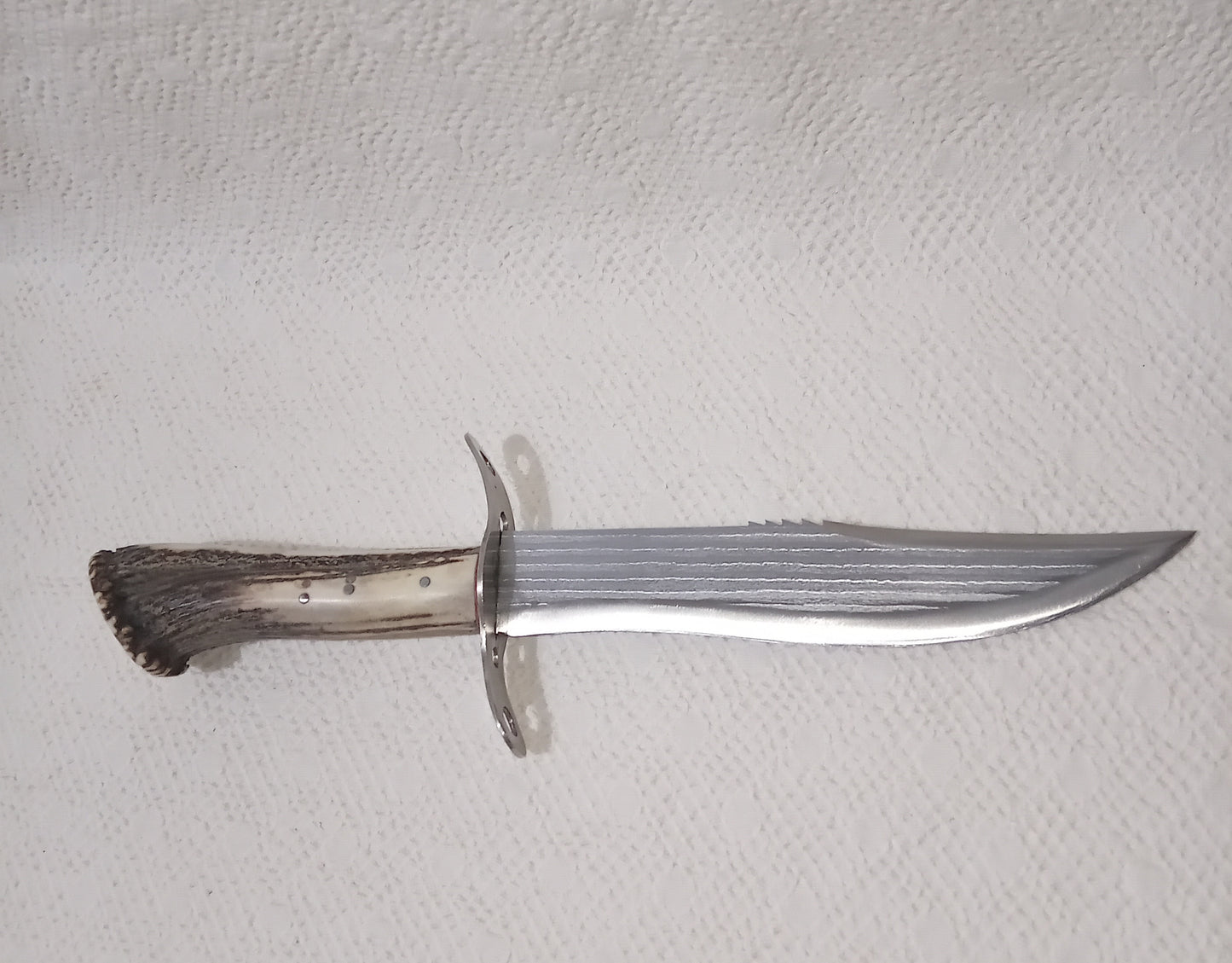 Coltello pugnale con anima, lama decorata  21 CM, impugnatura corno di cervo striato