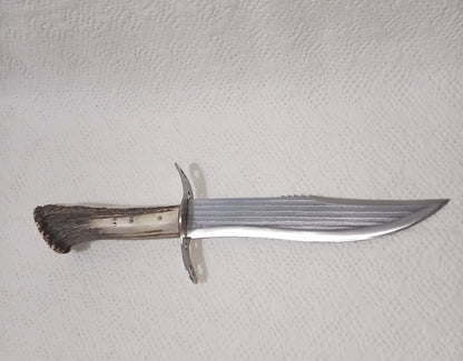 Coltello pugnale con anima, lama decorata  21 CM, impugnatura corno di cervo striato