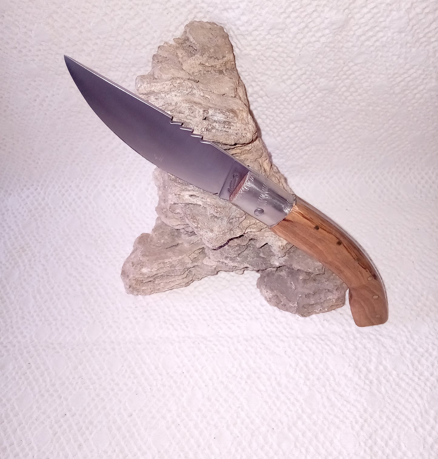 Coltello arburesa con anima,lama 10,5 CM decorata,  impugnatura in  legno di olivo