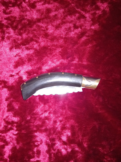 Coltello arburesa  con anima decorata ,lama 9.5 CM ,impugnatura  in corno di bufalo