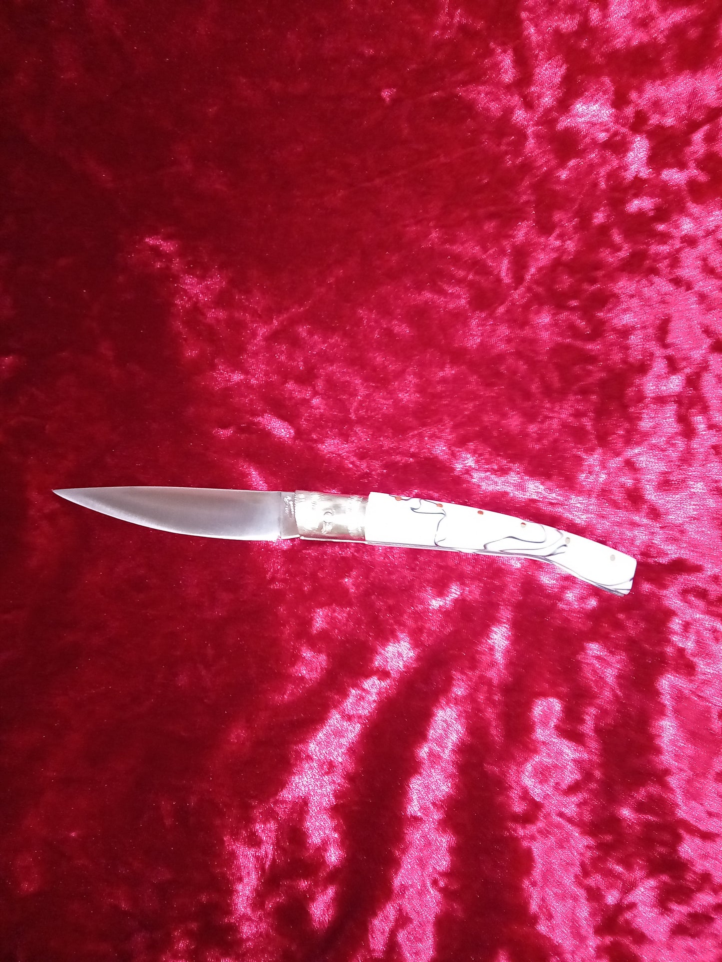 Coltello pattadese con anima ,lama 11 CM ,impugnatura  in kirinite bianca e nera