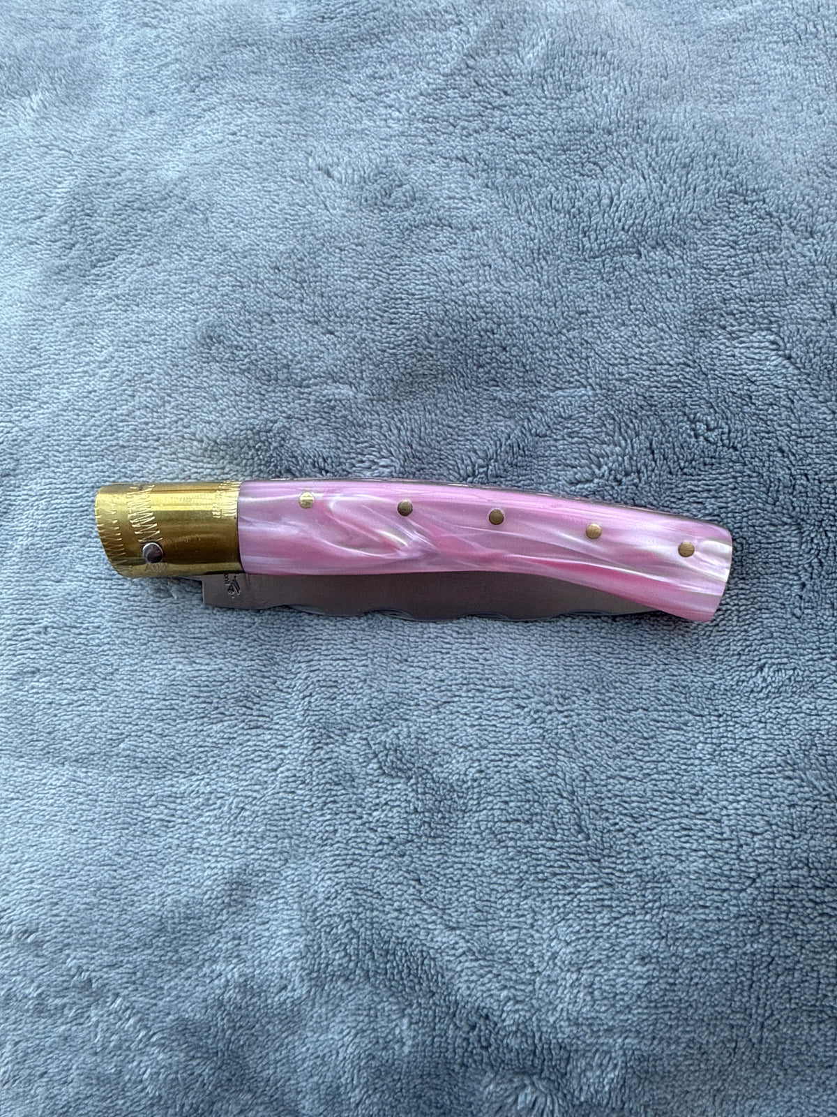 Coltello  pattadese con anima decorata lama 10,5 cm ,impugnatura in kirinite rosa perla