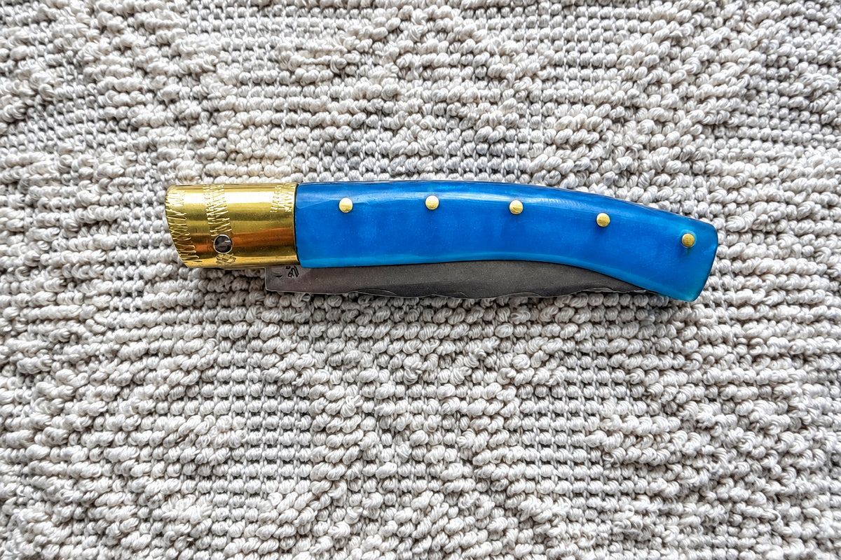 Coltello  pattadese con anima e lama decorata ,10,5CM  impugnatura in resina colore  turchese .