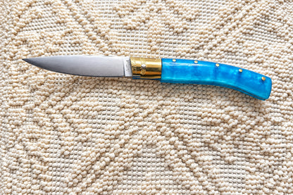 Coltello  pattadese con anima e lama decorata ,10,5CM  impugnatura in resina colore  turchese .