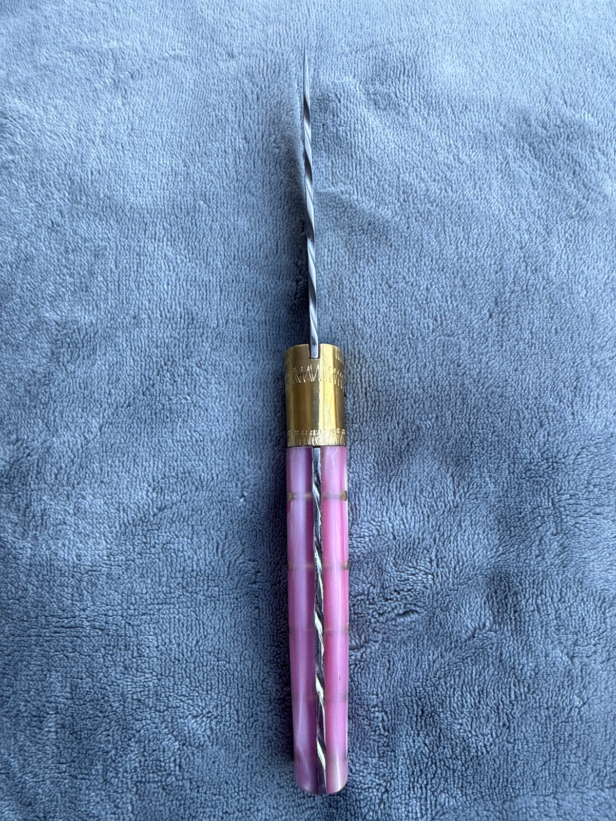 Coltello  pattadese con anima decorata lama 10,5 cm ,impugnatura in kirinite rosa perla
