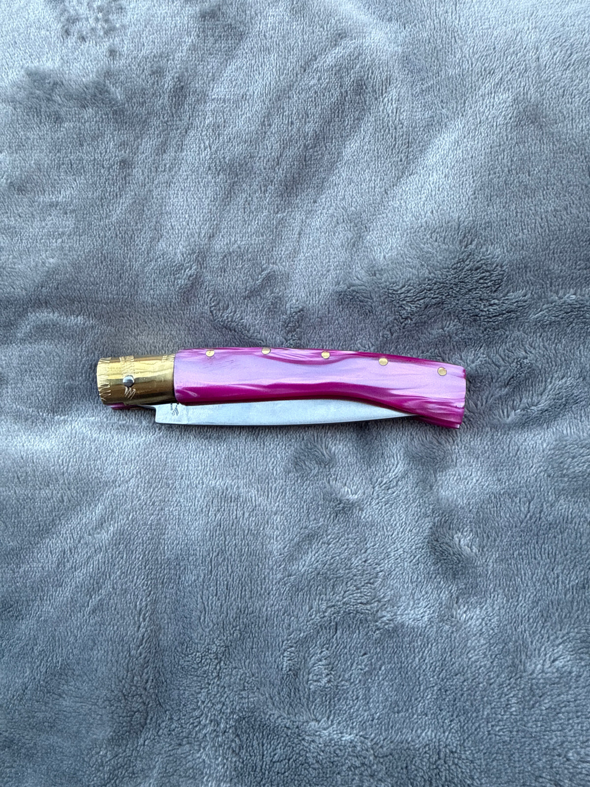 Coltello  pattadese  lama 10,5 CM in kirinite fuscia.