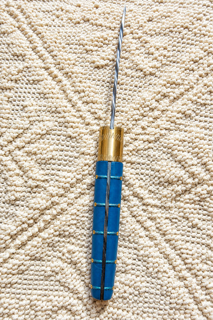 Coltello  pattadese con anima e lama decorata ,10,5CM  impugnatura in resina colore  turchese .