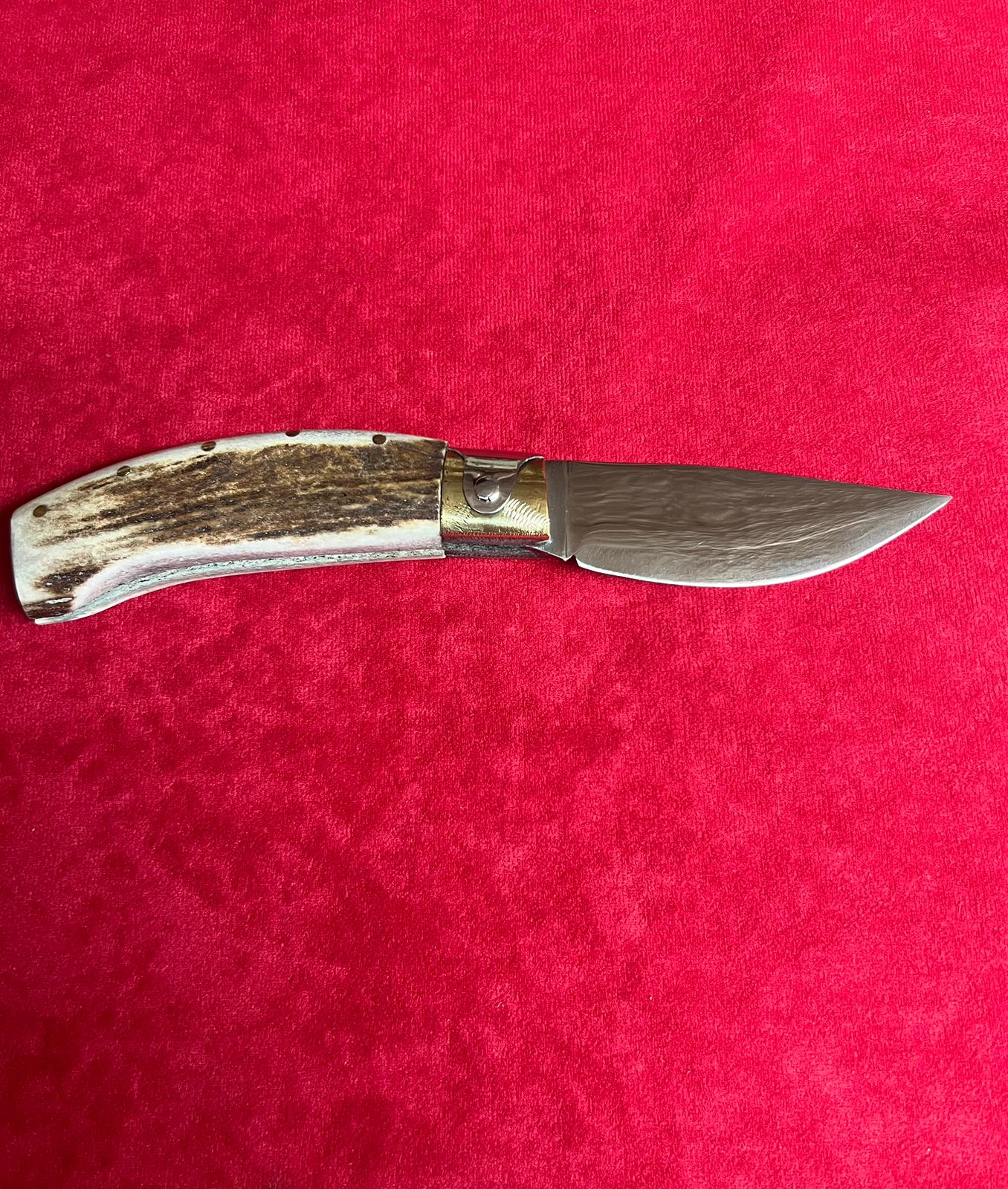 Coltello arburesa con anima , lama 9,5 CM impugnatura in corno di cervo.